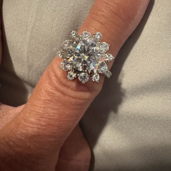 Womens moissanite diamond ring - Picture 6 of 11